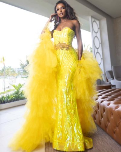 Miss Jamaica con vestido strapless amarillo