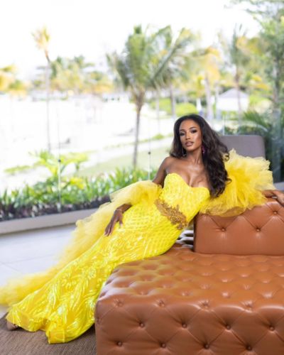 Miss Jamaica con vestido strapless amarillo  