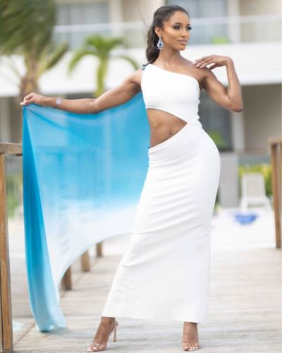 Gabrielle Henry con vestido blanco