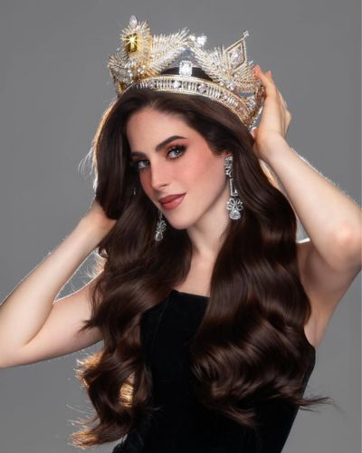 Fátima Bosch posando con su corona