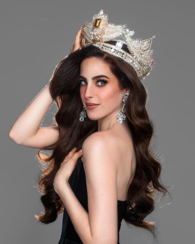 Fátima Bosch posando con su corona