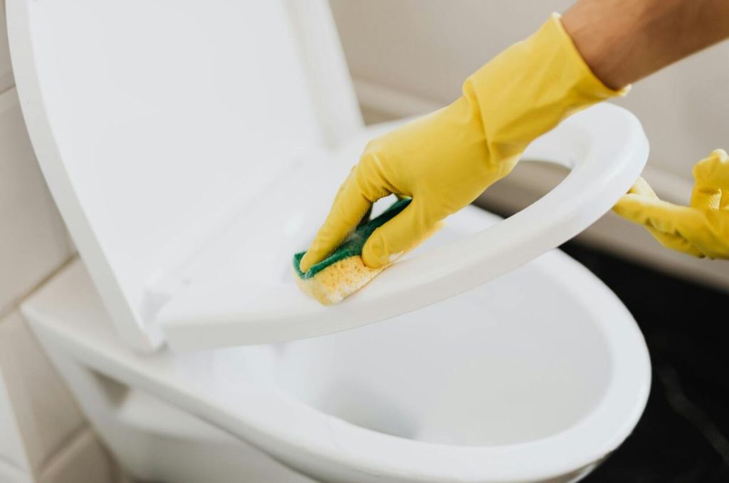 Ten a la mano guantes, cubrebocas, gafas, cepillo de cerdas, esponja, atomizador, paños de microfibra, vinagre blanco, bicarbonato, lejía para superficies resistentes y agua limpia para enjuagar.