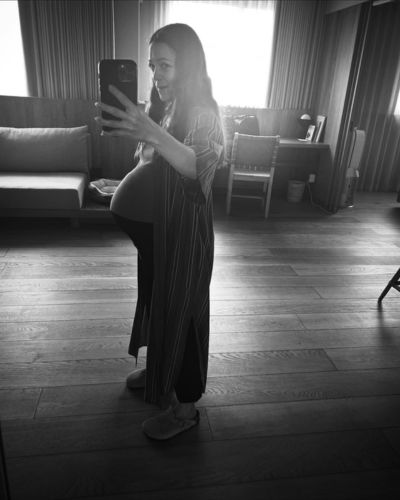 Foto embarazada frente al espejo