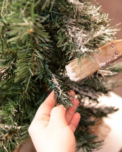 Asegúrate de mezclar perfectamente bien antes de aplicarlo en tu árbol de Navidad