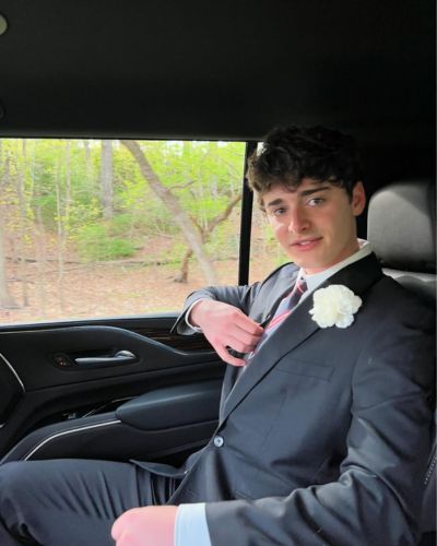 Noah Schnapp usando traje