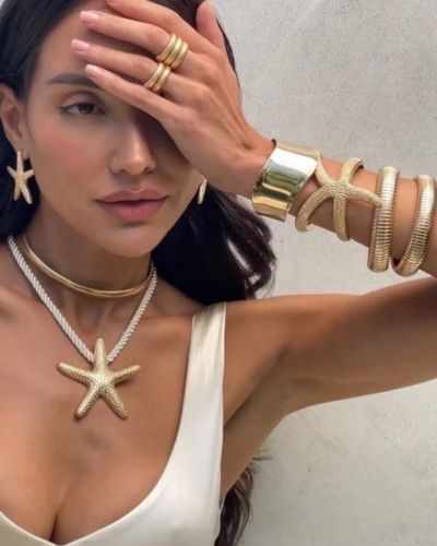 Accesorios para manos con vibes tropicales