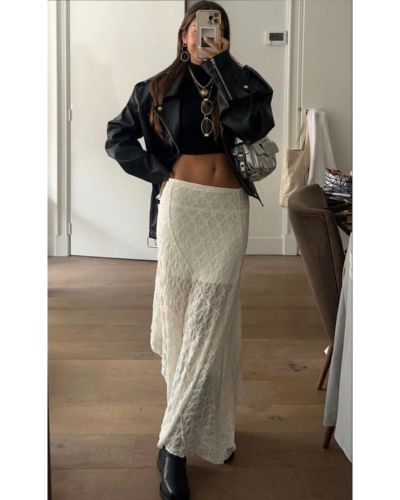 Outfits para el concierto de Bad Bunny con falda crochet, top negro y chaqueta de cuero negra