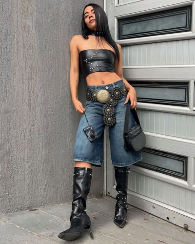 Capri jeans + top de cuero negro + botines