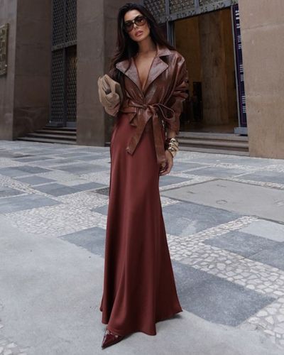 Looks con vestido satinado café y chaqueta de cuero