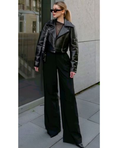 Total look negro con pantalones wide leg + chaqueta de cuero