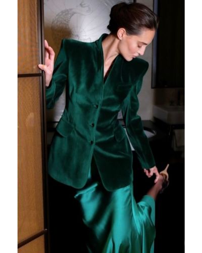 Outfits terciopelo con blazer oversize + vestido satinado