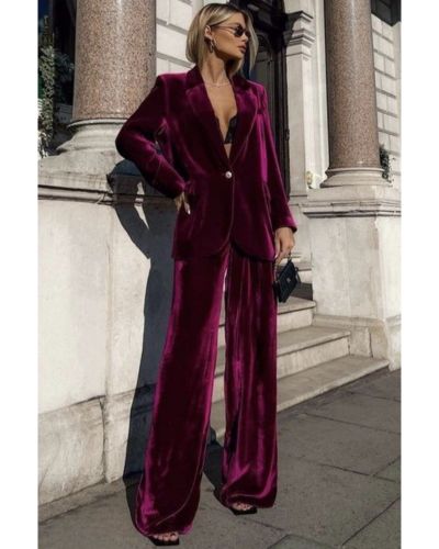 Outfits terciopelo con traje sastre vino