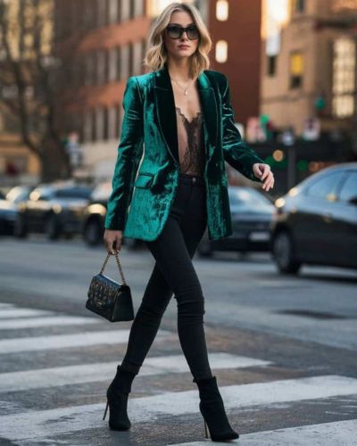Look casual con blazer verde, pantalones skinny y top lencero
