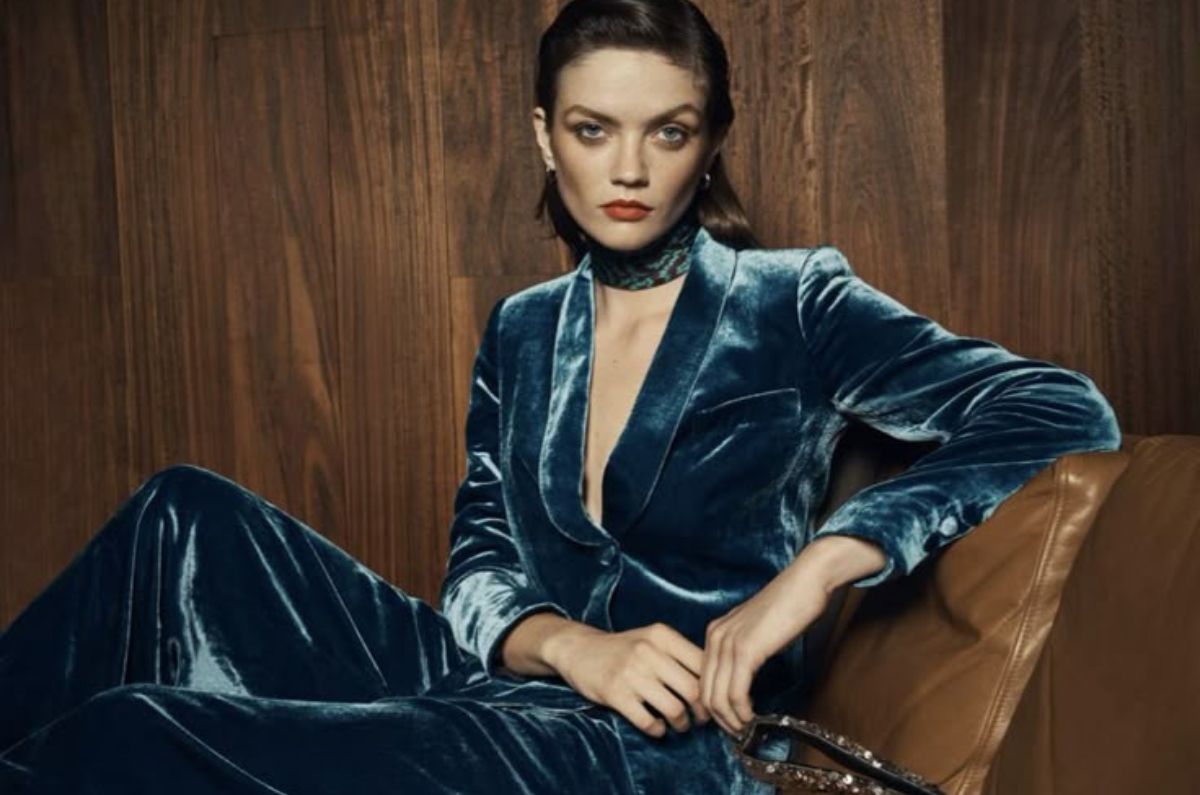 Outfits de terciopelo para lucir cosy y chic en la cena de Navidad
