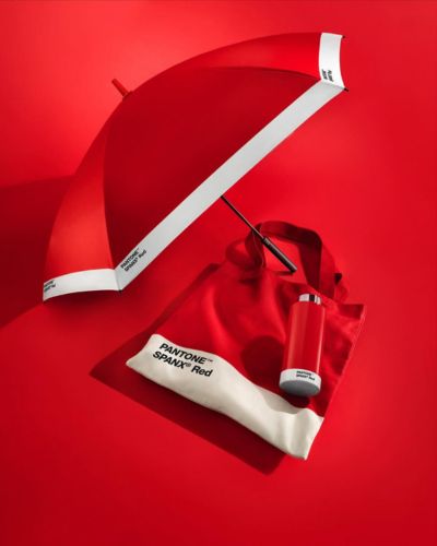 Sombrilla, tote bag y termo con el color del año 2026