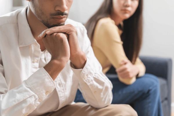 Pareja en silencio reflejando señales de que el matrimonio no va bien por falta de comunicación