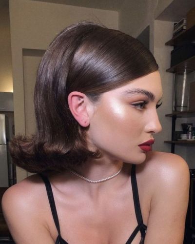 Peinados para cabello corto para fiestas de Fin de Año: diabema con cabello