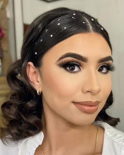 Peinados para cabello corto para fiestas de Fin de Año: diabema con aplicaciones