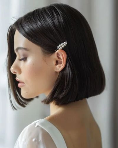 Melena suelta con división lateral y broche brillante