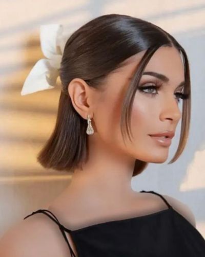 Peinados para cabello corto para fin de año 2025: media coleta con moño grande