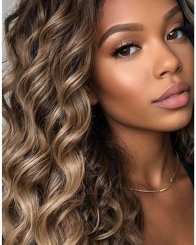 Rubio dorado: el tinte que le queda perfecto a las morenas para Navidad 2025 4