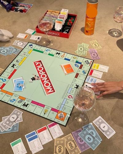 Noche de juegos de mesa con amigas