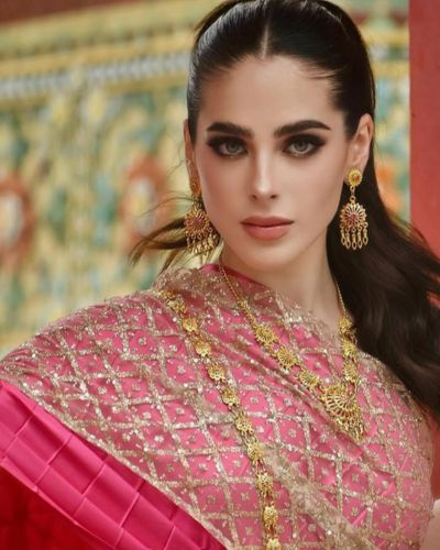 Fátima Bosch con traje típico de Tailandia