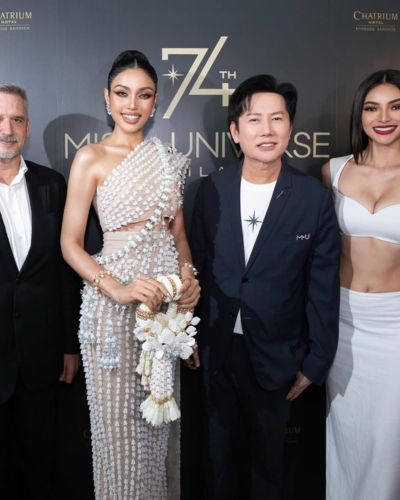 Nawat Itsaragrisil posa junto con concursantes de Miss Universo 2025