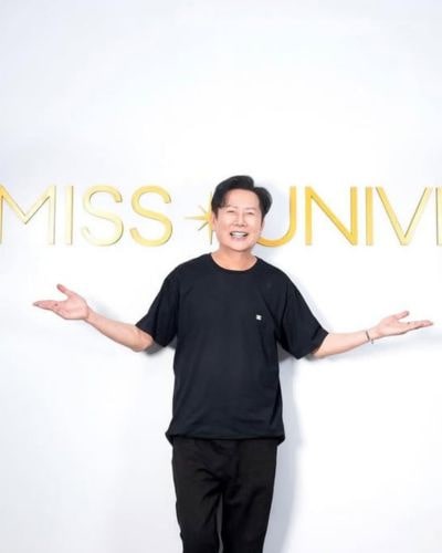 Nawat Itsaragrisil posa ante pancarta de Miss Universo 2025