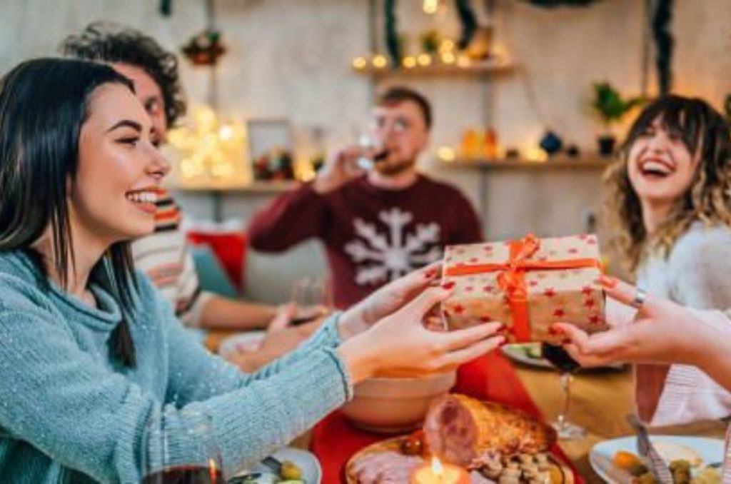 Obsequios navideños entre compañeros de oficina