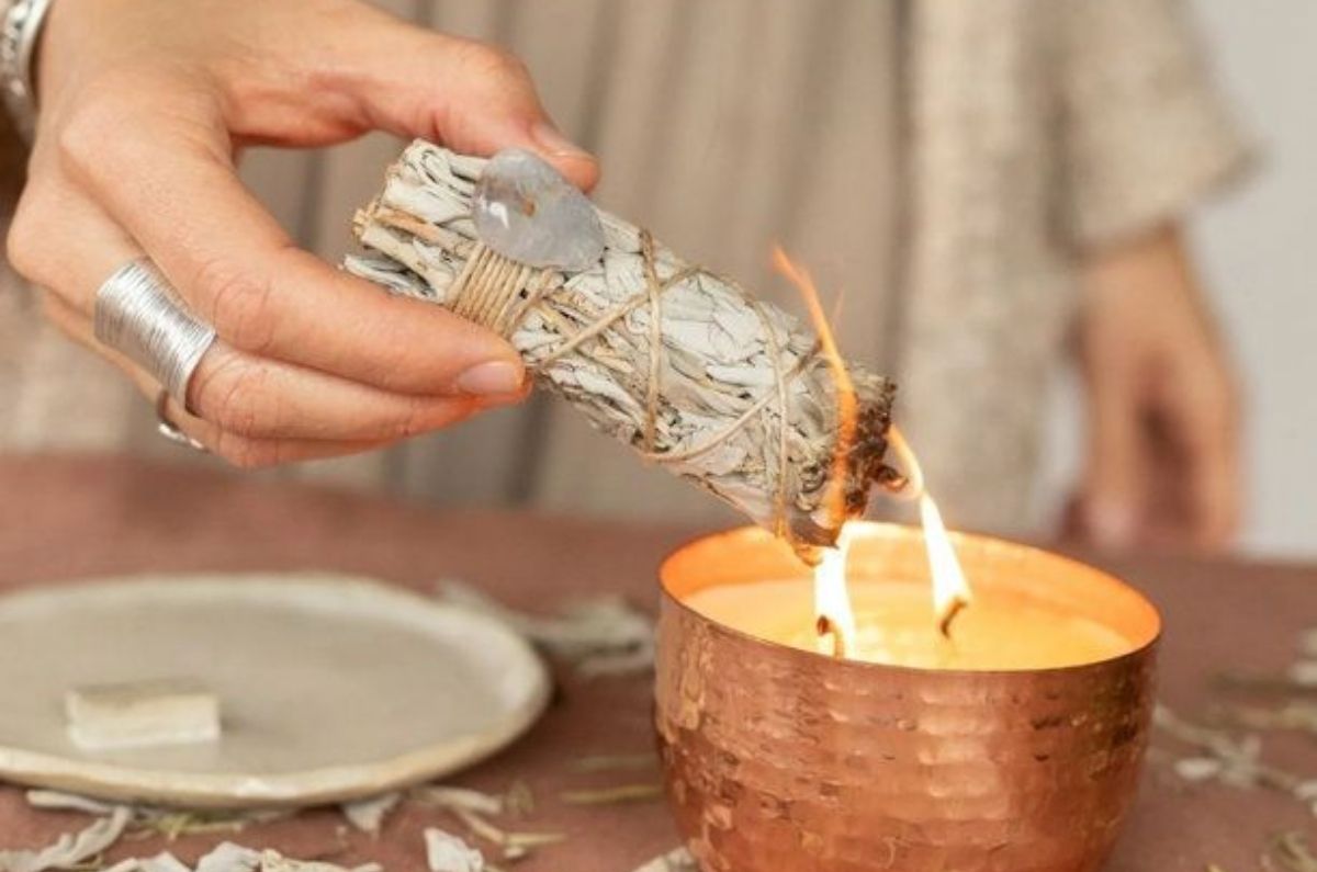 4 rituales para limpiar la energía de tu hogar antes de colocar el árbol de Navidad