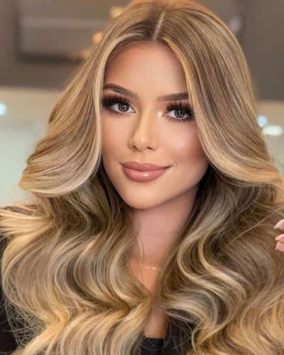 Tinte rubio miel peinado con ondas