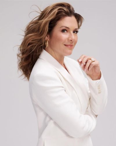 Ex primera dama de Cánada en traje sastre blanco