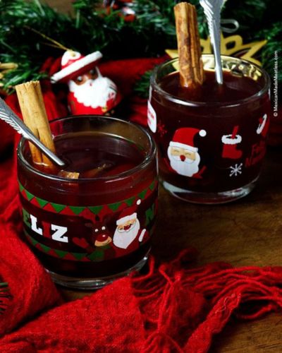 Taza con té de nochebuena con caña de azucar