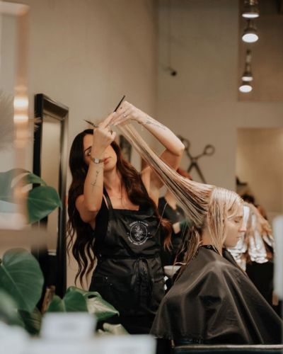 Retoque de tinte en el salón de belleza