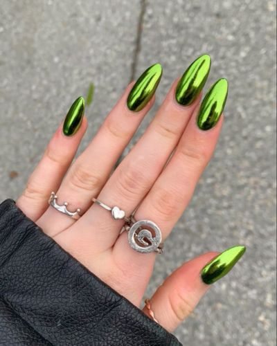 Uñas almendradas metálicas para invierno 2025 chrome en color verde