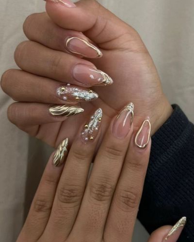 Uñas alemdradas con detalles metálicos