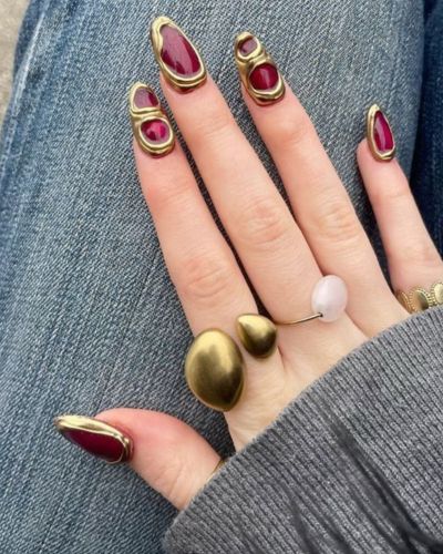 Esmalte rojo con relieves 3D en dorado