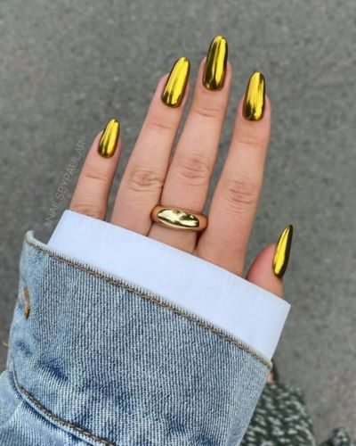 Manicura dorada efecto espejo 