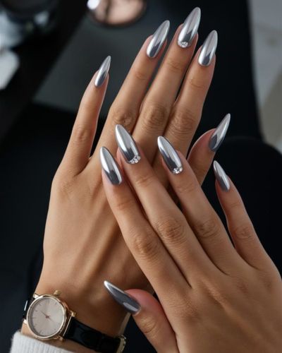 Uñas almendradas metálicas para invierno 2025 con degradado borgoña y detales metálicos