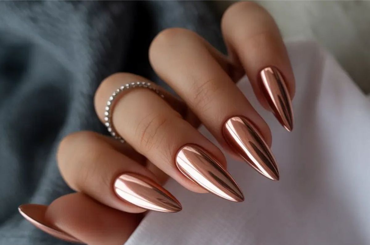 Uñas almendradas metálicas, el mani futurista que domina esta temporada