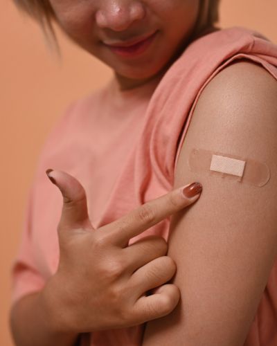 Mujer vacunada contra el virus del herpes zóster