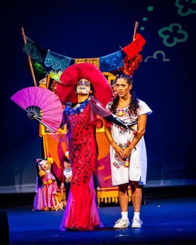 La actriz mexicana, Valeria Aceves, brilla en el escenario en una aventura bilingüe de Día de Muertos.