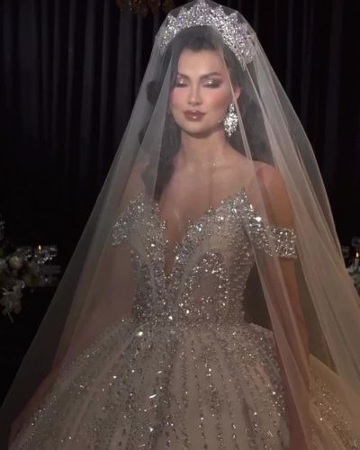 Traje nupcial con detalles metálicos