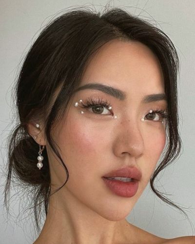 Maquillaje natural con piedras 