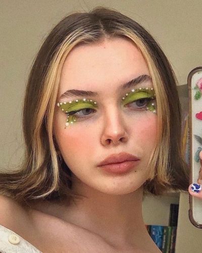 Look de ojos con sombra verde y perlas 