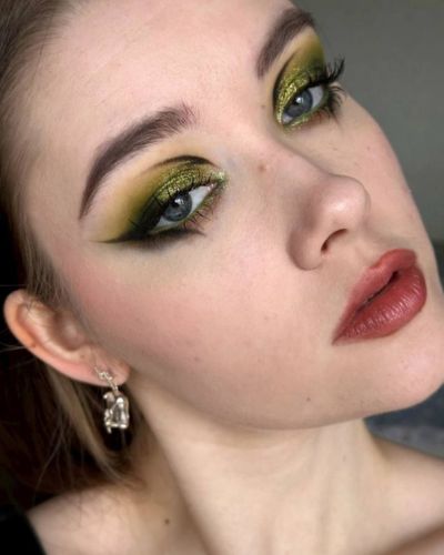 Delineado gráfico + sombras verdes