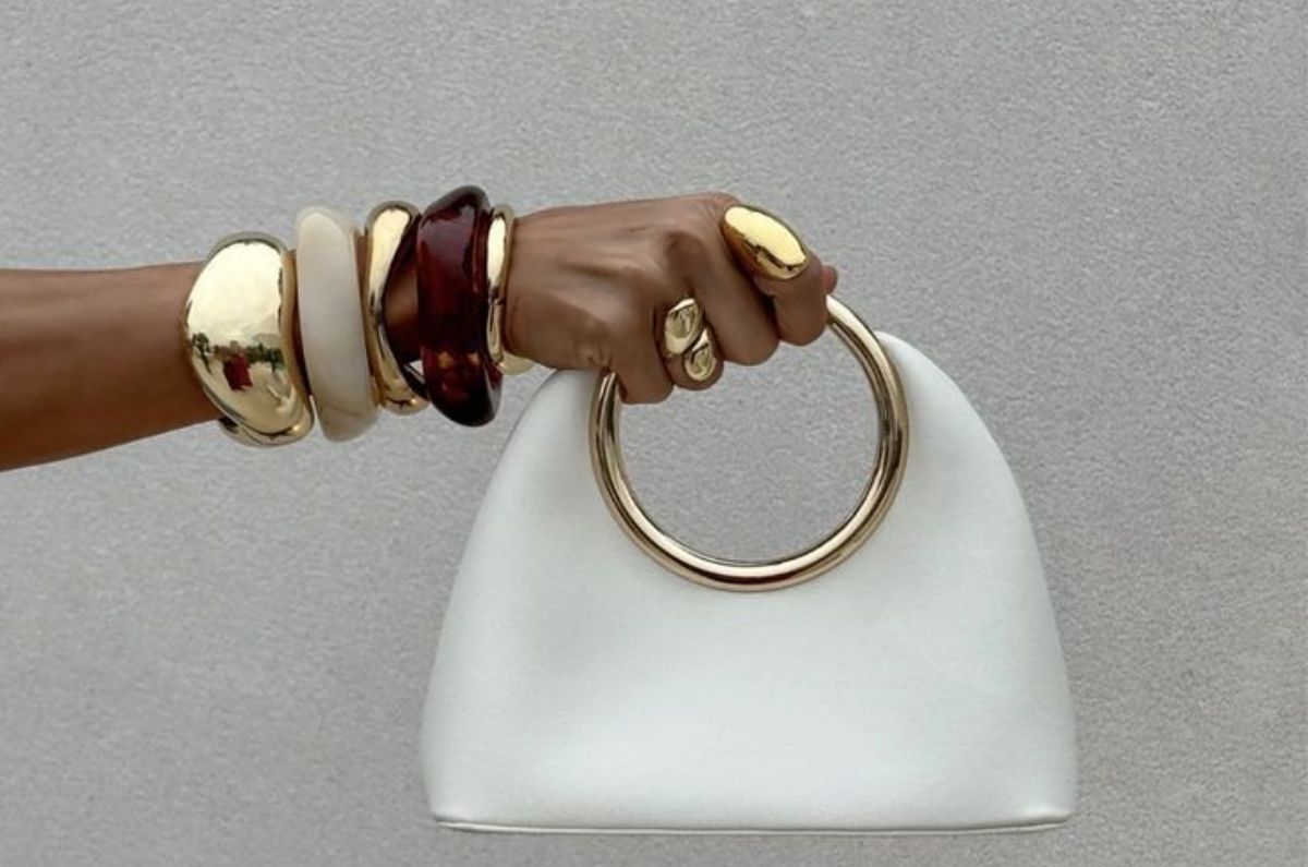 Accesorios en tendencia que resaltan los looks básicos para tus fiestas de fin de año