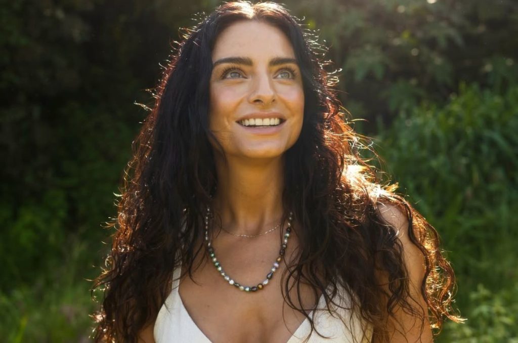 Aislinn Derbez revela cómo ha vivido el duelo tras la muerte de su mamá