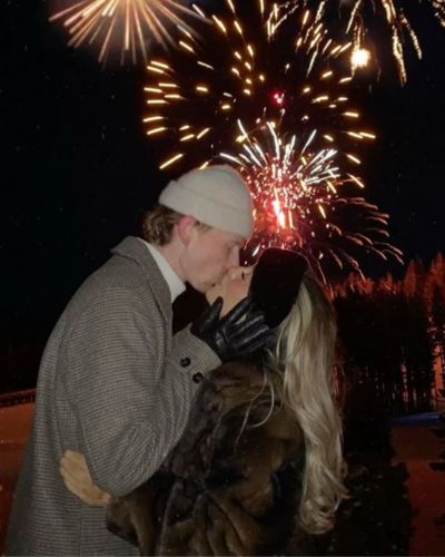 Beso de Año Nuevo bajo fuegos artificiales